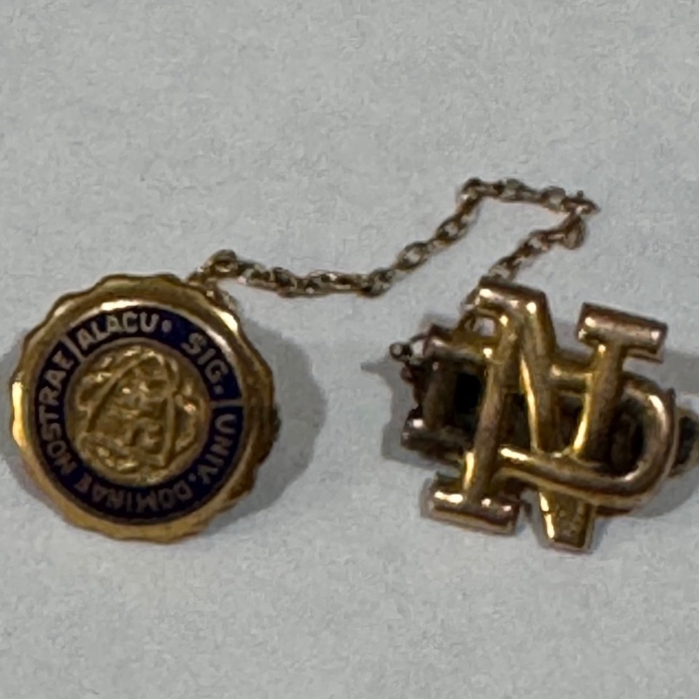 Vintage Notre Dame Lapel Pin Men Gold  ND Monogram Seal Chain Linked 1/20 10k